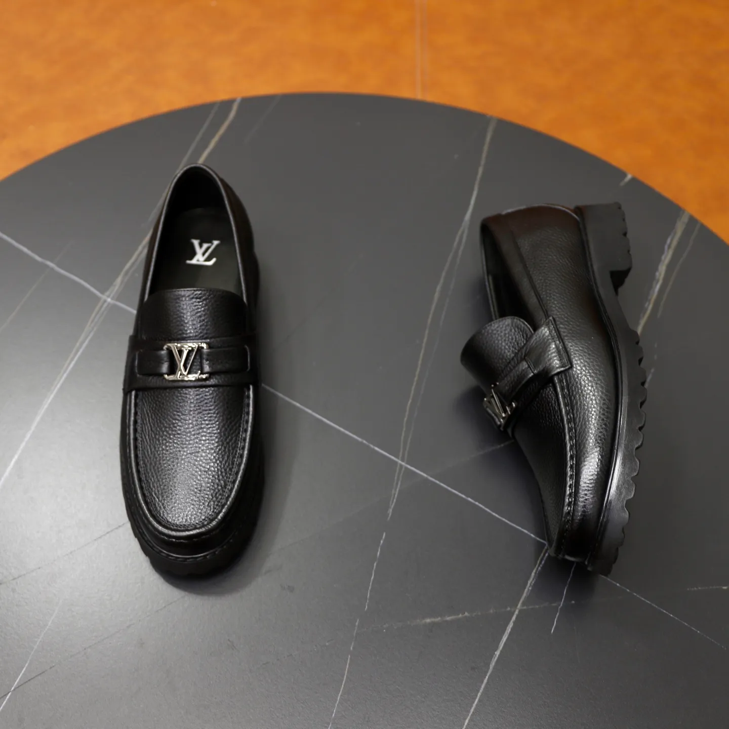 Ex-factory price: 600💰Louis Vuitton LV men's classic Oxford shoes, men's business formal boutique leather shoes, classic style, almond kernel exquisite toe, ultimate art, the whole shoe is made of imported cow leather (open edge beads), carefully selected, fine pores, excellent gloss, soft texture, strong toughness, durable and not easy to deform, apricot fetal cowhide leather lining, soft and comfortable, sweat-absorbent and breathable. Foam outsole, original box and dust bag packaging! Size: 38–44 (45/46 customized)